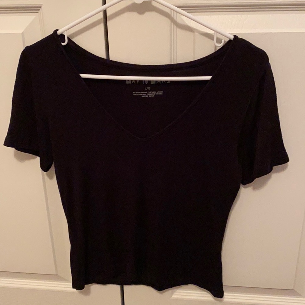 Black V-neck crop top